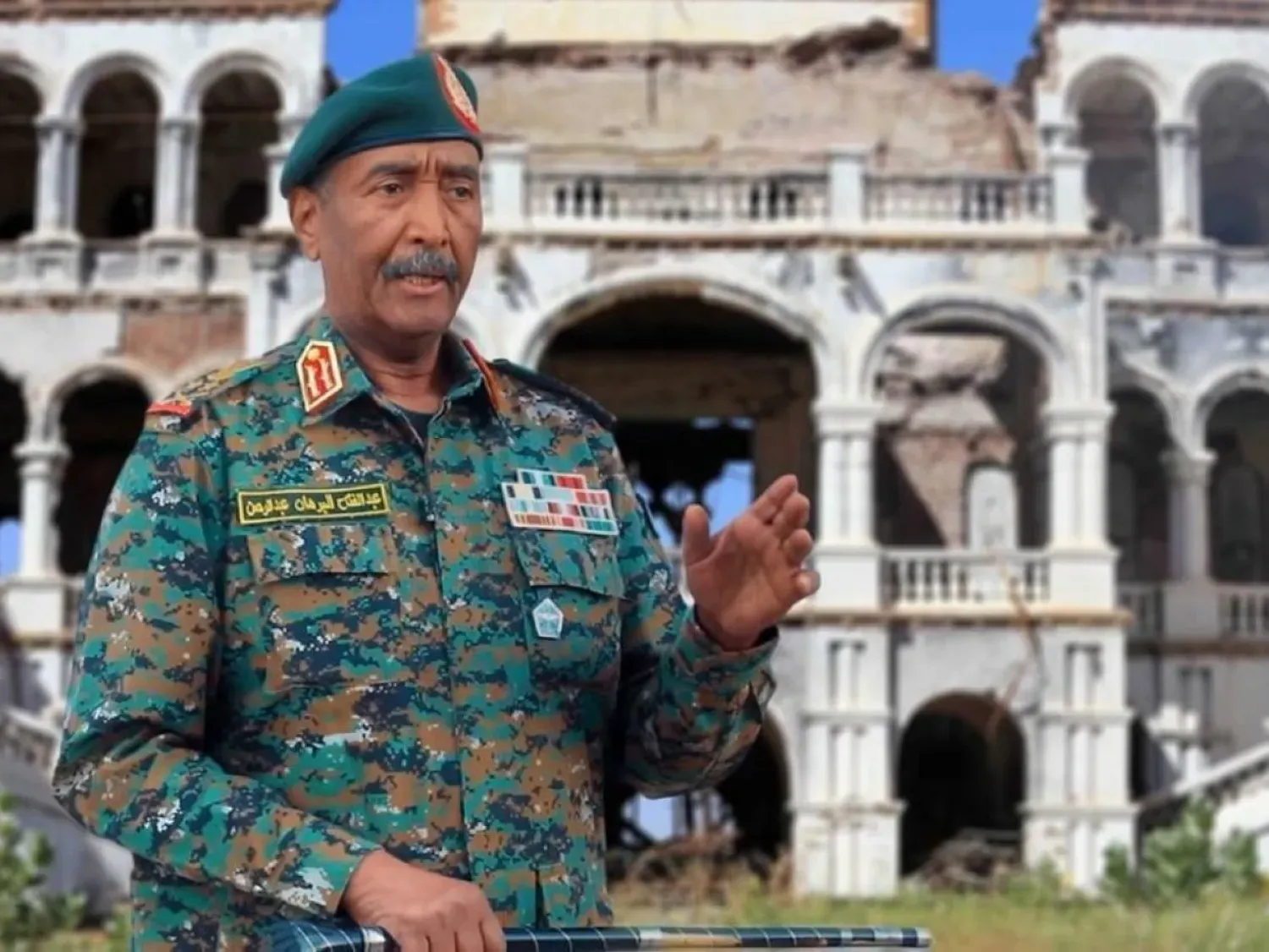 El-Burhan, başkent Hartum'daki Cumhurbaşkanlığı Sarayı önünde video kaydından alınan bir karede (Sudan Haber Ajansı)