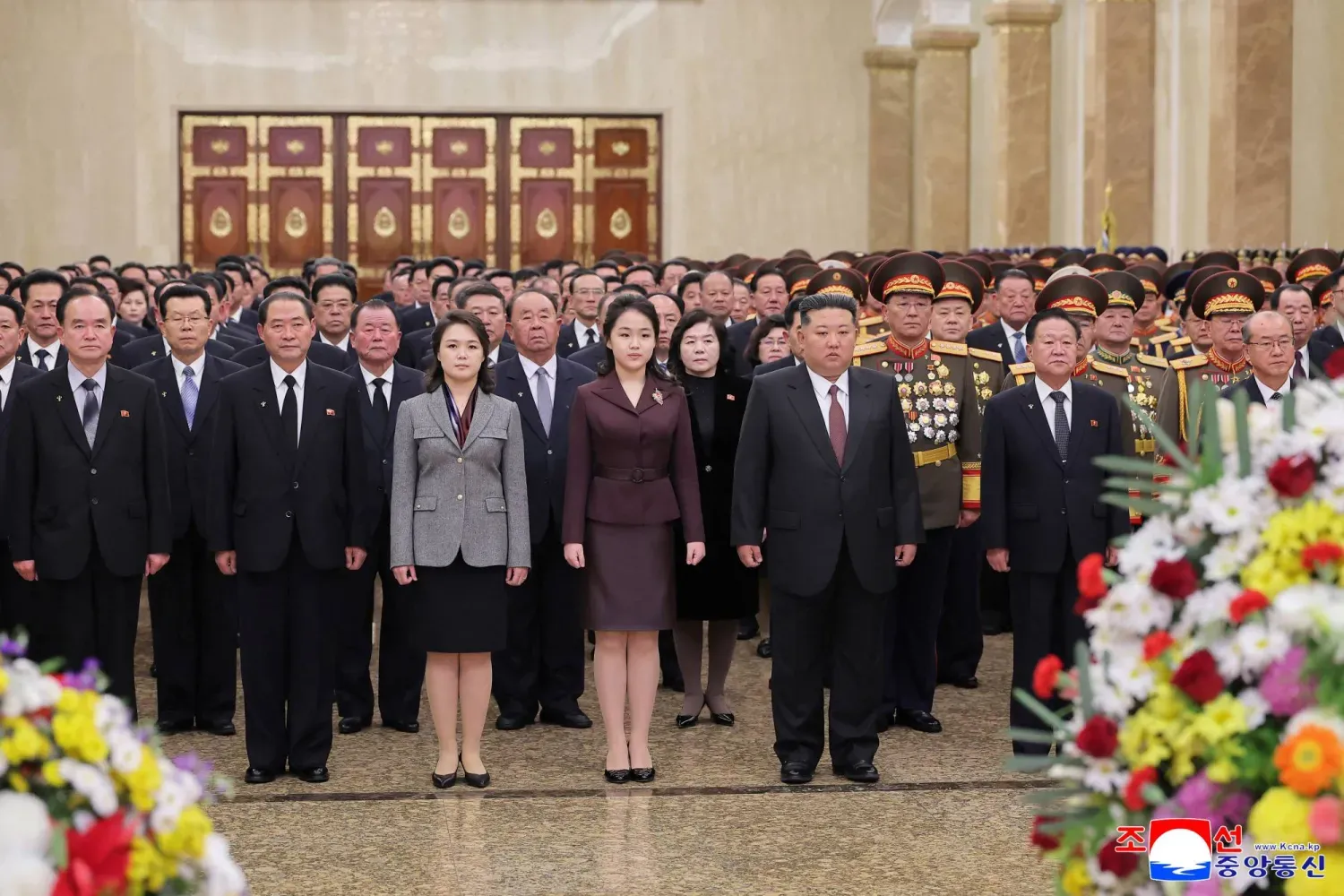 Kim Jong Un, eşi Ri Sol Ju ve kızları Kim Ju Ae, Pyongyang'daki Kumsusan Güneş Sarayı'nda (Reuters)