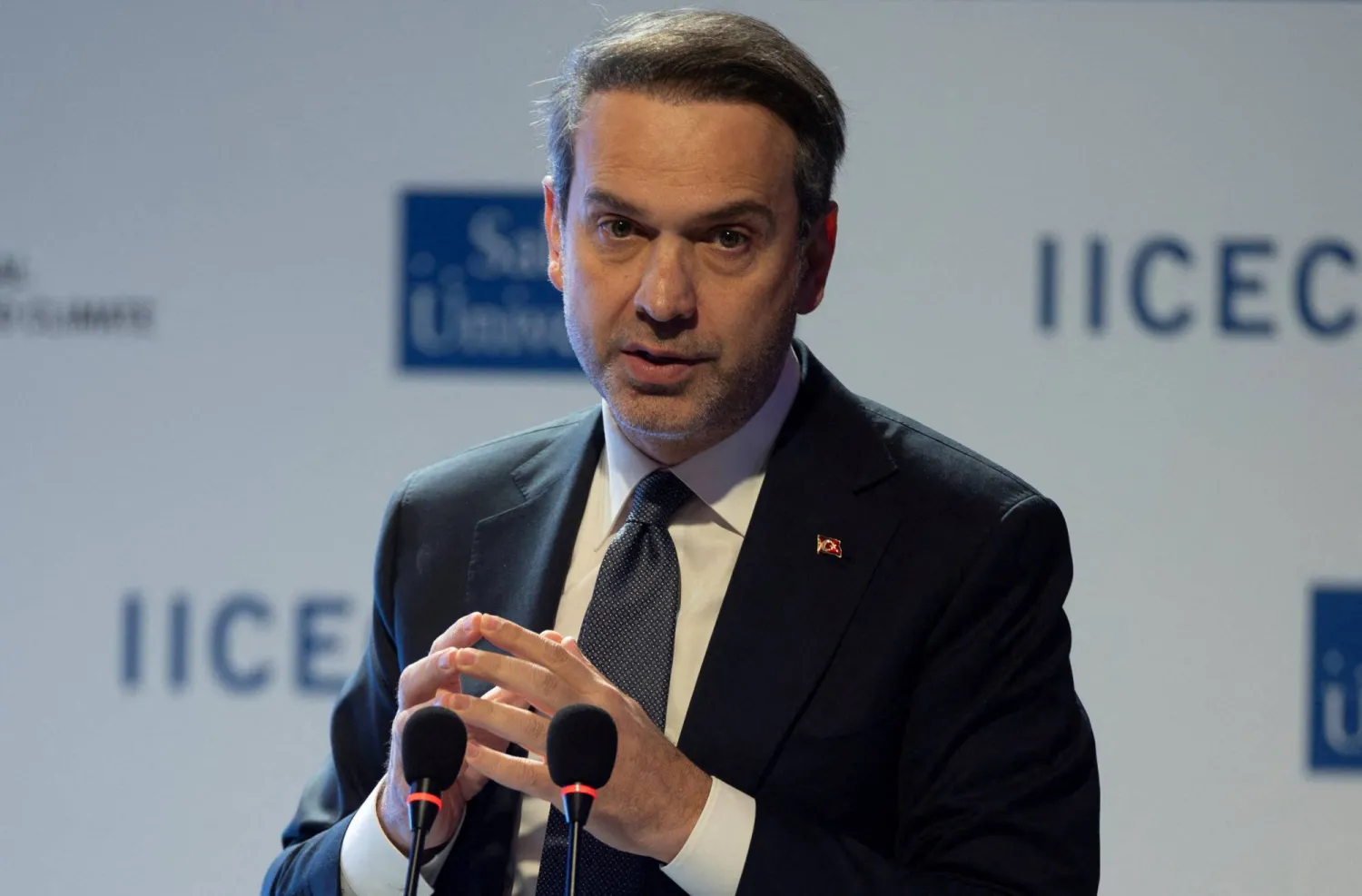 وزير الطاقة والموارد الطبيعية التركي ألب أرسلان بيرقدار خلال مؤتمر صحافي في إسطنبول... تركيا 26 ديسمبر 2025 (رويترز)