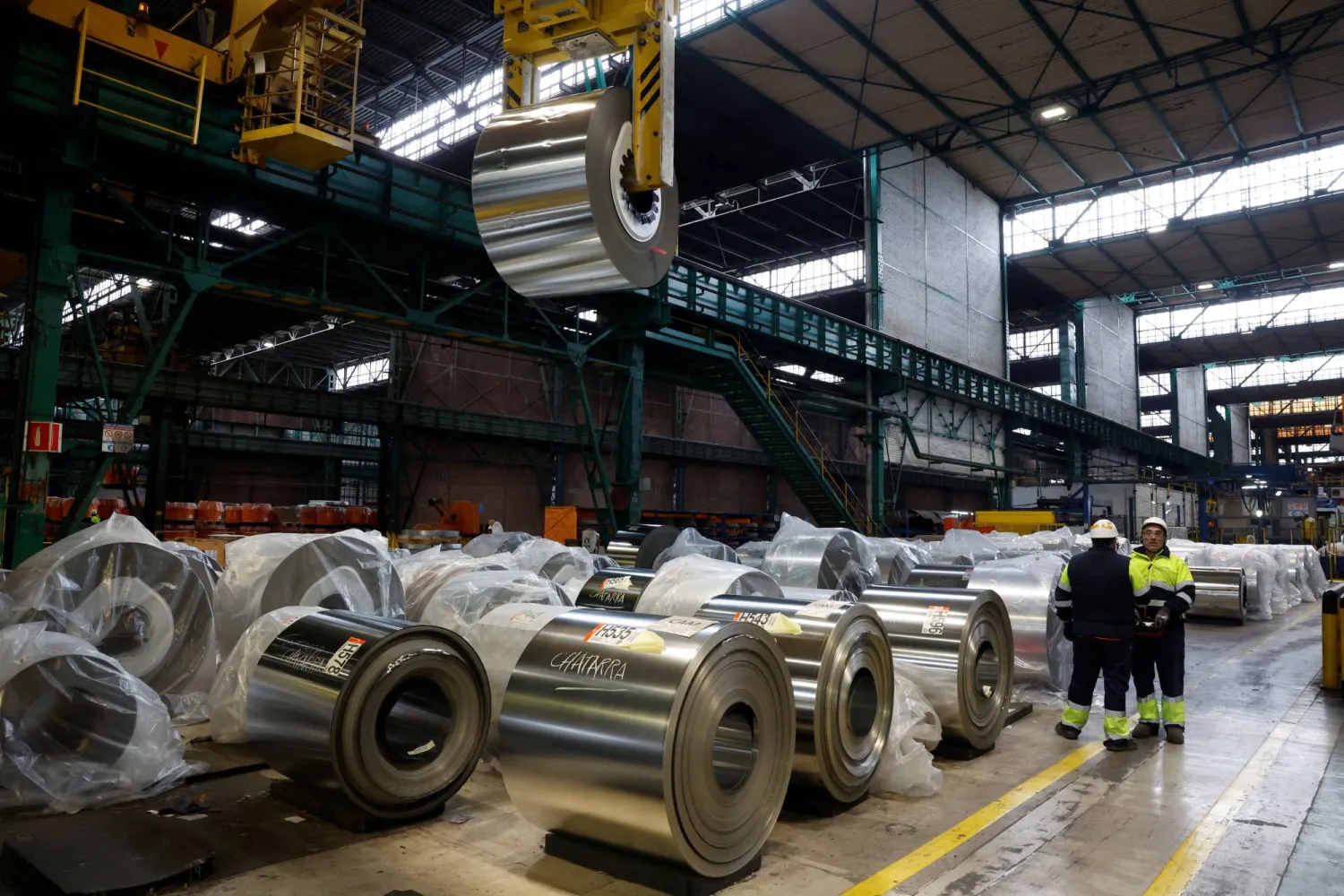 موظف ينقل لفائف الصلب في مصنع «أرسيلور ميتال» بالباسك - إسبانيا (رويترز)