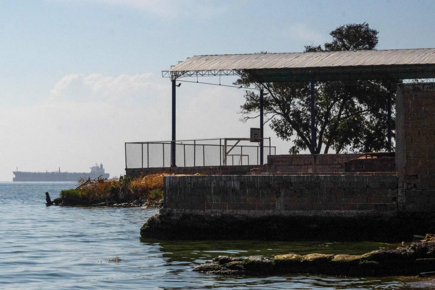 ناقلة نفطية تبحر مقابل ساحل مدينة مراكايبو الفنزويلية (أ.ف.ب)