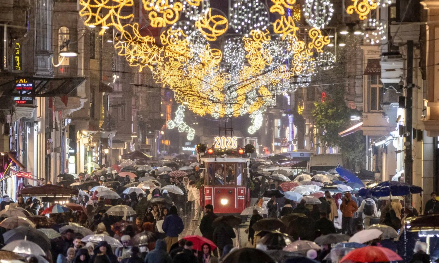 تدفق آلاف إلى شارع الاستقلال في منطقة تقسيم في إسطنبول للاحتفال باستقبال العام الجديد وسط ظروف اقتصادية ضاغطة (رويترز)