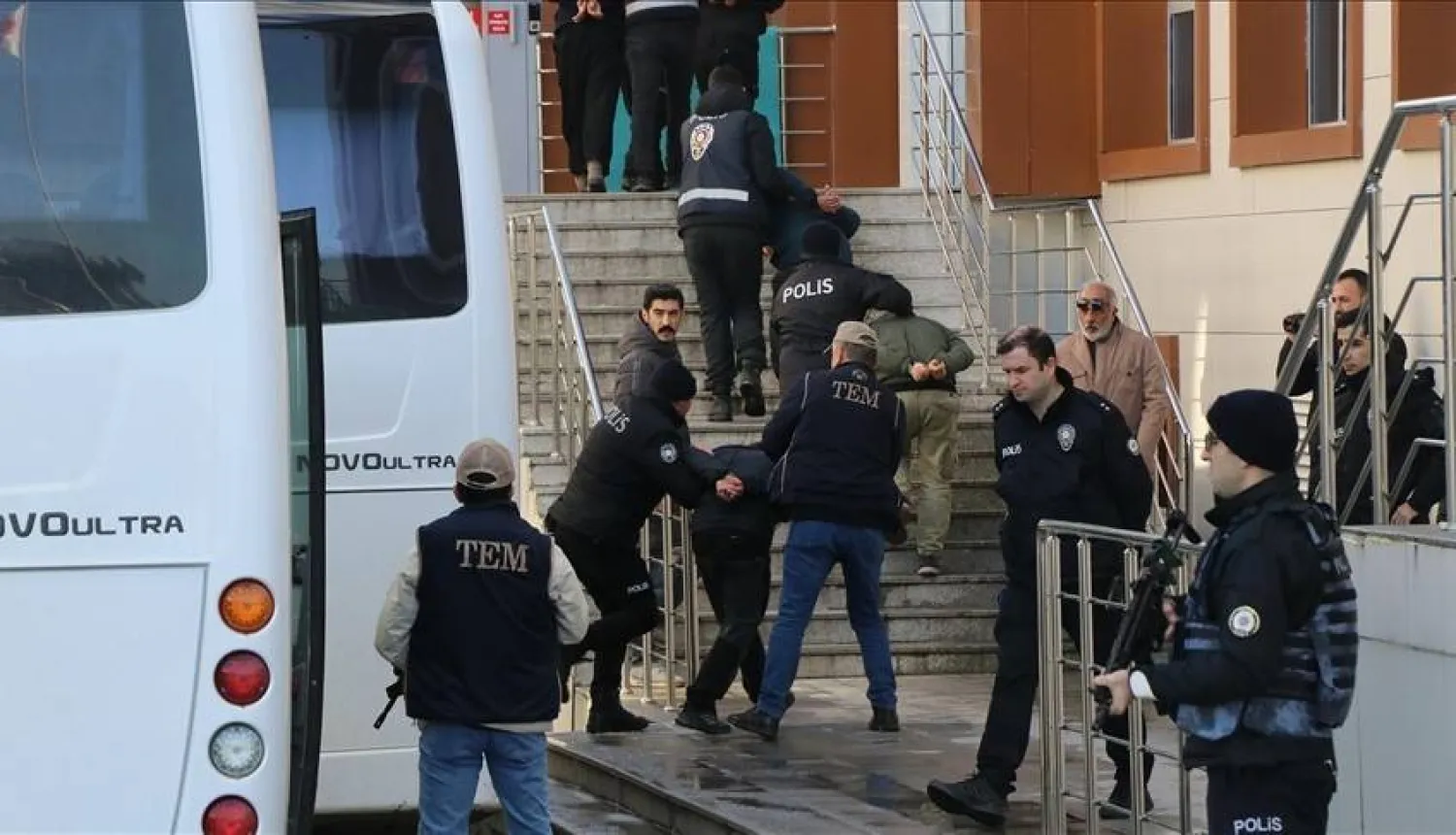 عناصر من قوات مكافحة الإرهاب في يالوفا في أثناء نقل موقوفين من «داعش» إلى المحكمة (الداخلية التركية)