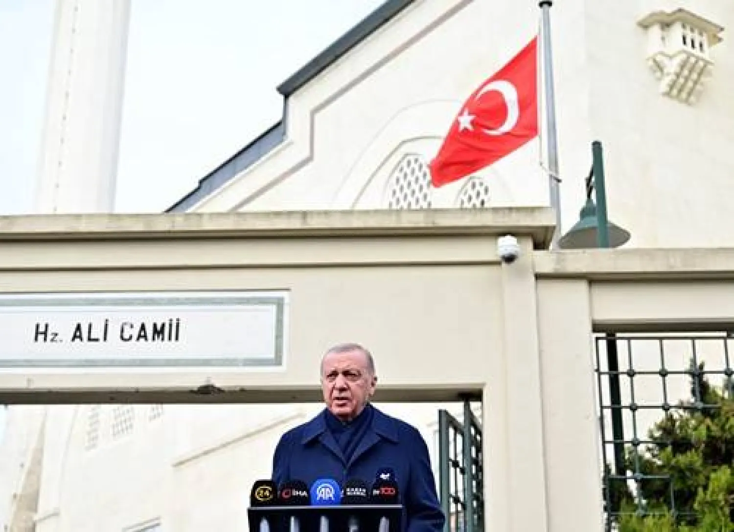 الرئيس التركي رجب طيب إردوغان متحدثاً لصحافيين في إسطنبول الجمعة (الرئاسة التركية)