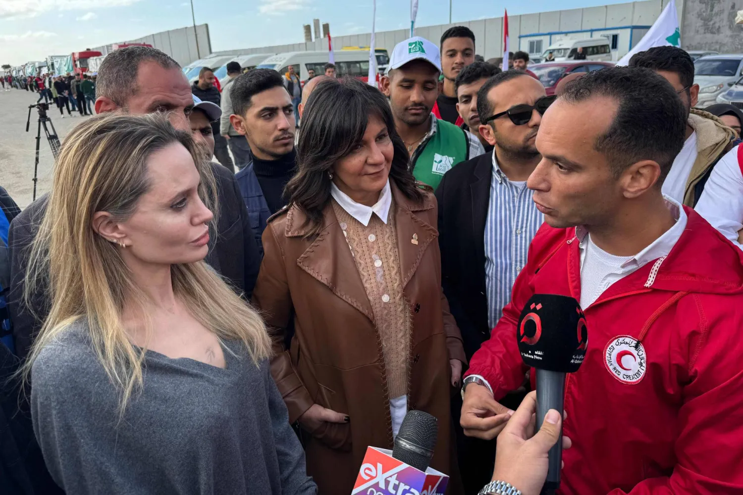 US actress Angelina Jolie speaks to a member of the Egyptian Red Crescent at the Egyptian Rafah border crossing, part of her visit to the North Sinai Governorate to inspect aid entering the Palestinian Gaza Strip, on January 2, 2026. (Photo by AFP)