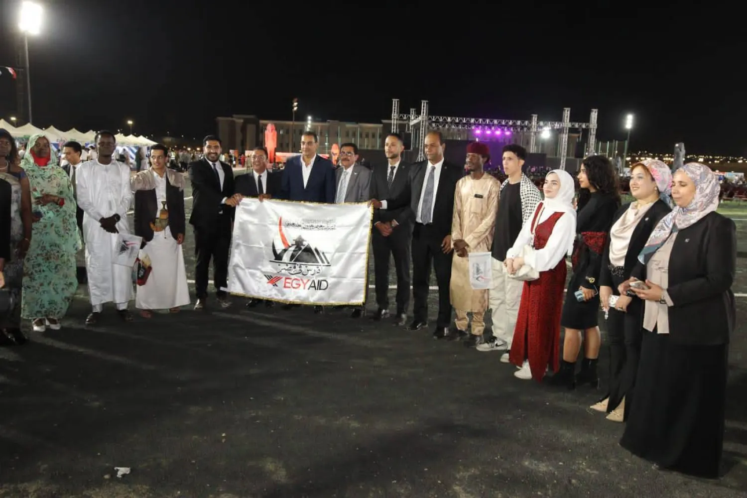 وافدون يحملون لافتة مكتوباً عليها منصة «ادرس في مصر» (مجلس الوزراء المصري)