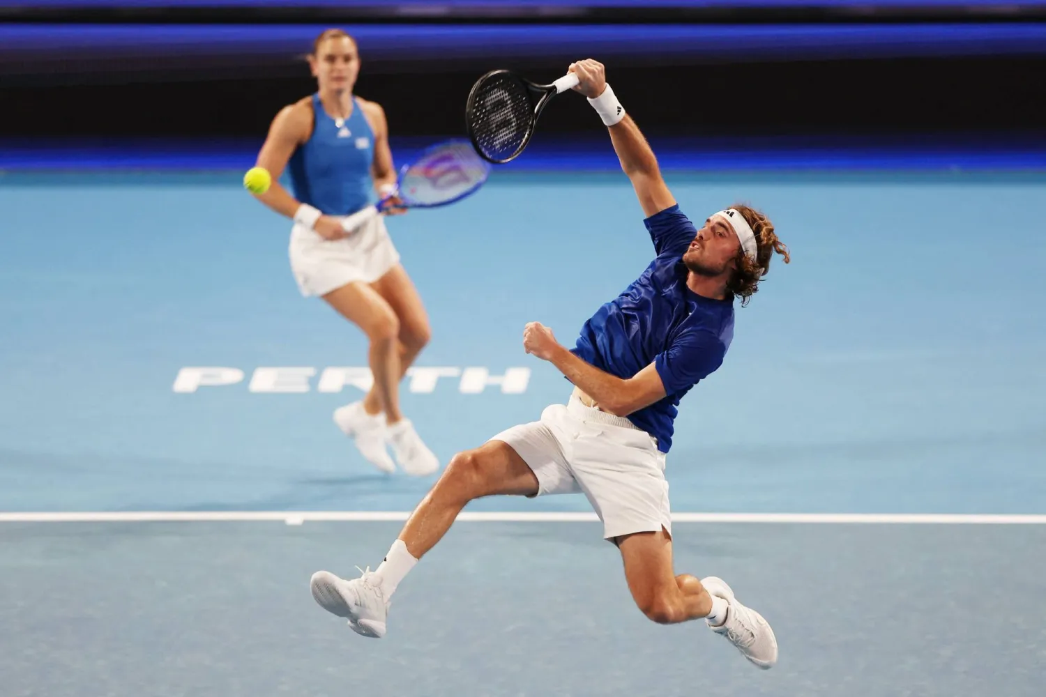 ستيفانوس تسيتسيباس وماريا ساكاري يتألقان باسم اليونان (أ.ف.ب)