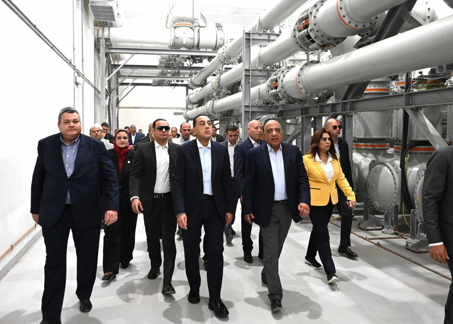 رئيس الوزراء المصري مصطفى مدبولي يتابع مراحل التشغيل التجريبي لمحطة الربط الكهربائي السعودي المصري بمدينة بدر (مجلس الوزراء المصري)