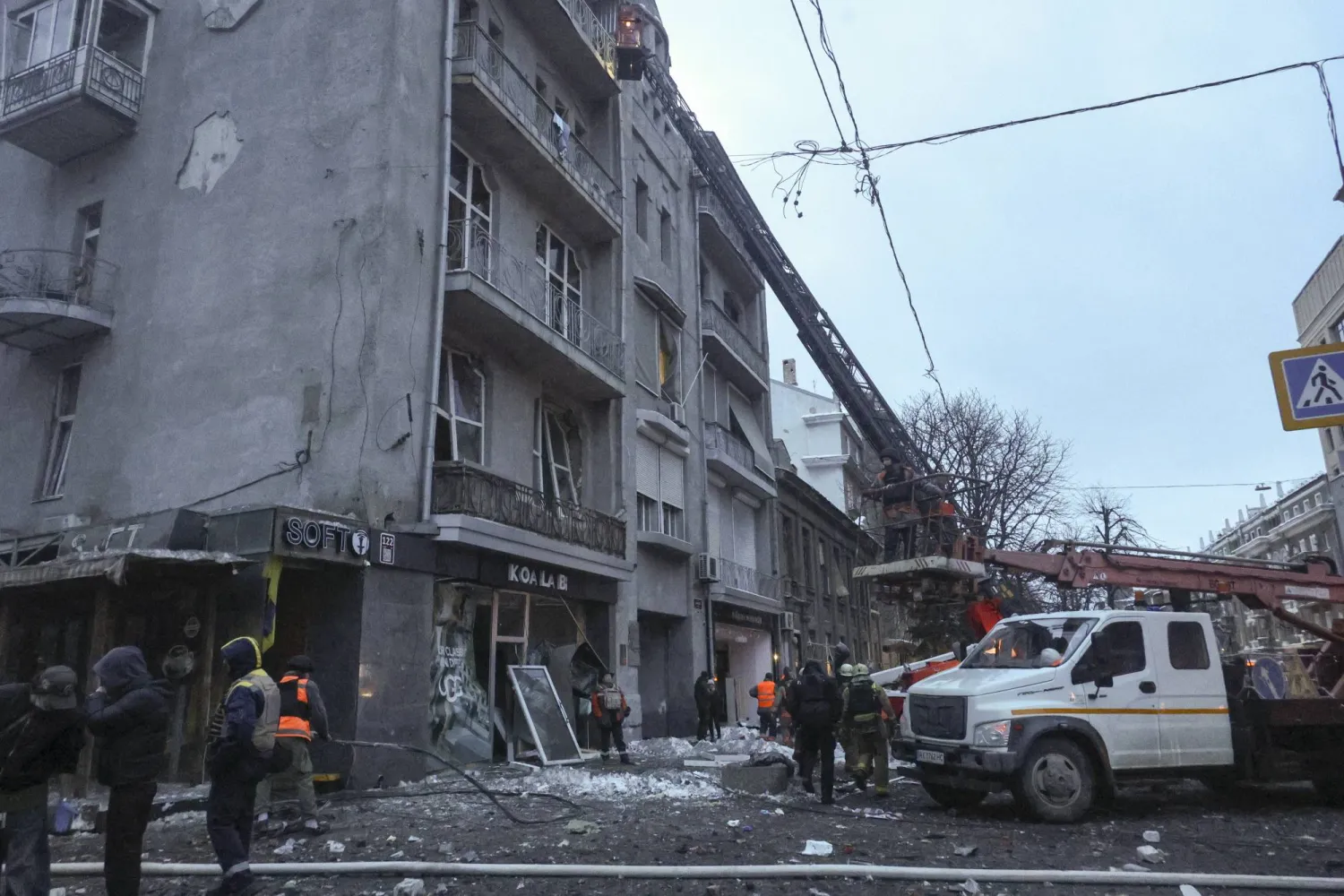 يعمل رجال الإنقاذ الأوكرانيون في موقع غارة روسية على منطقة سكنية بخاركيف (إ.ب.أ)