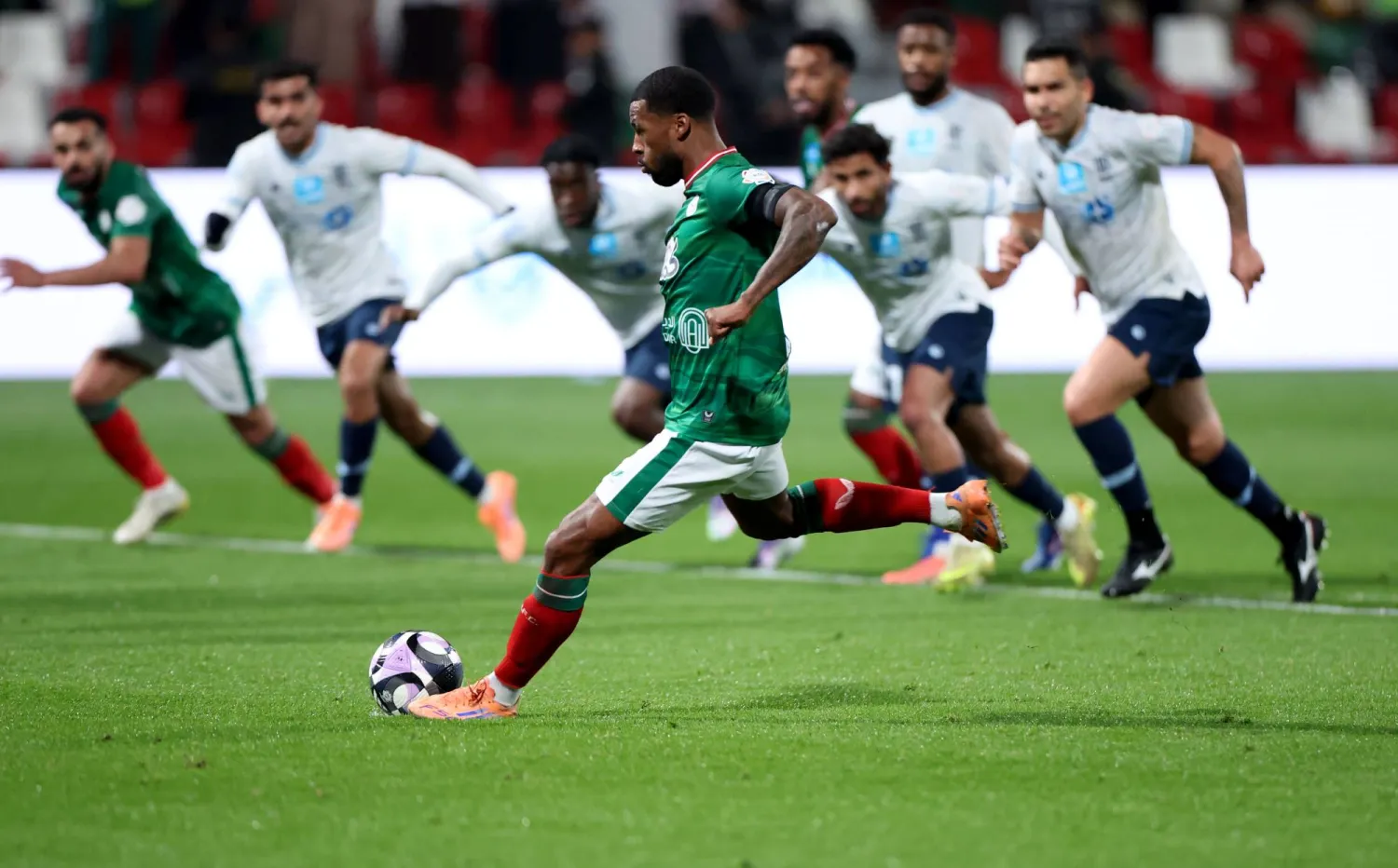 فينالدوم لدى تسجيله هدف الاتفاق الثاني من نقطة الجزاء (تصوير: مشعل القدير)