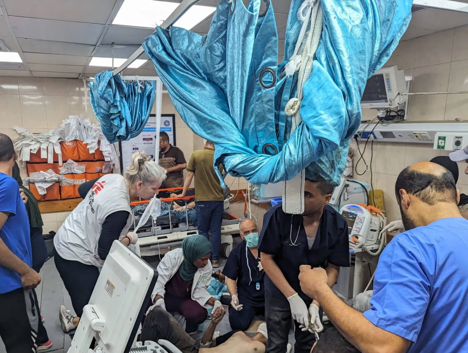 طبيبة تتبع منظمة «أطباء بلا حدود» خلال عملها في مستشفى شهداء الأقصى بغزة (حساب المنظمة عبر منصة «إكس»)