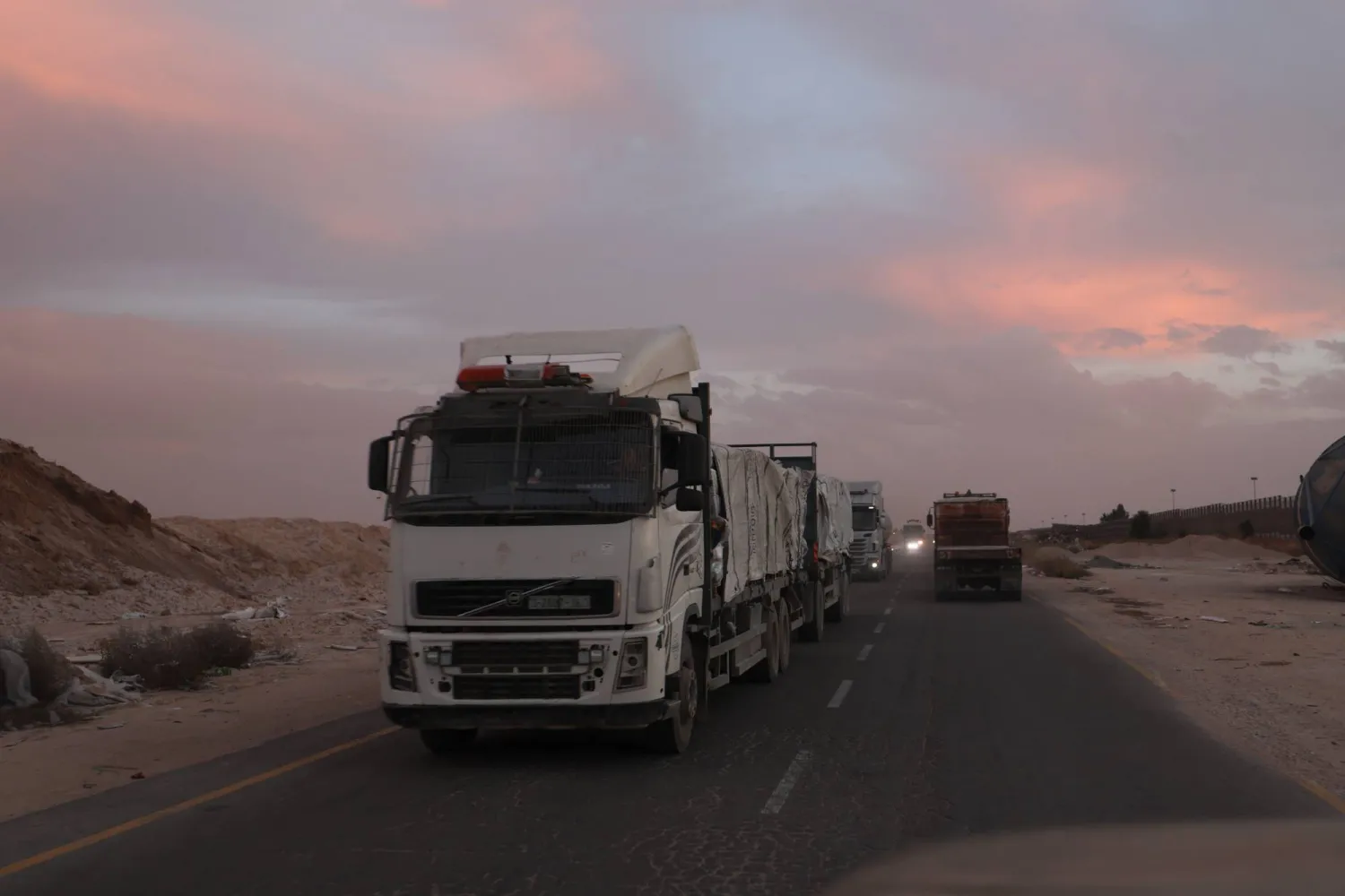 شاحنات تحمل مساعدات للفلسطينيين في غزة (إ.ب.أ)