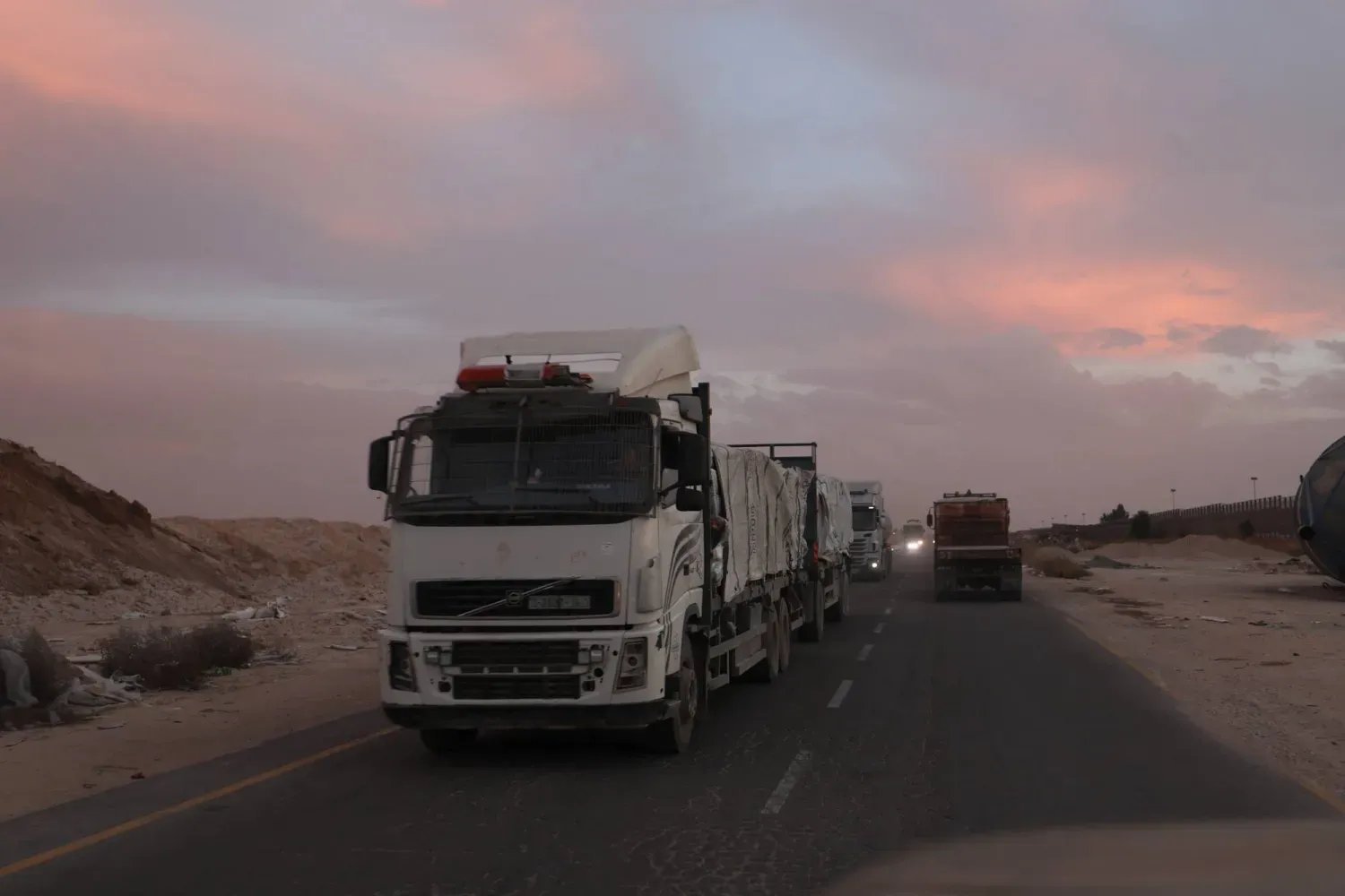 Gazze'deki Filistinlilere yardım taşıyan kamyonlar (EPA)