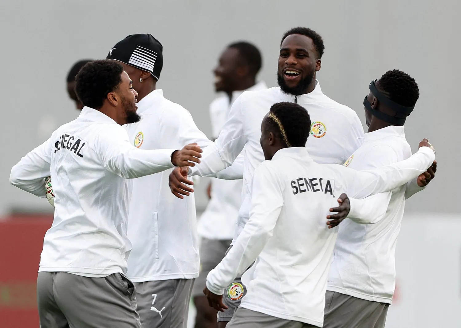 لاعبو السنغال خلال تدريباتهم الأخيرة (رويترز)