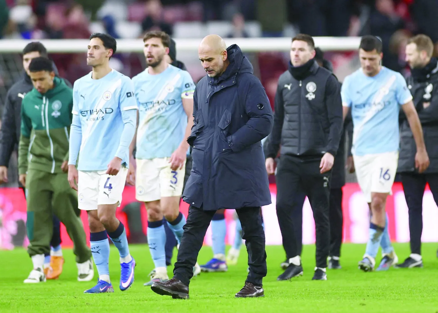 
غوارديولا وفريقه وأحزان إهدار نقطتين في سندرلاند (رويترز)