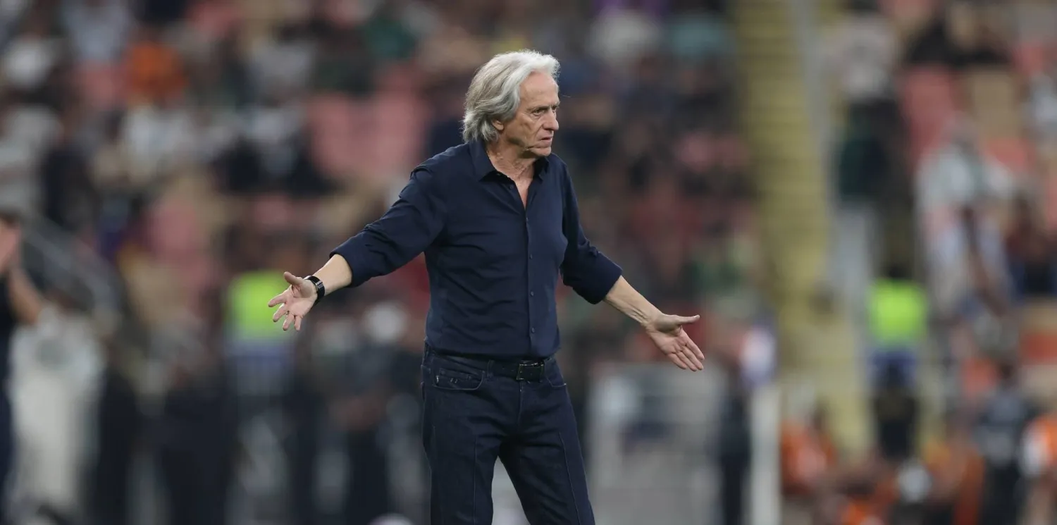 خيسوس يراقب أداء لاعبيه خلال المباراة (تصوير: عدنان مهدلي)