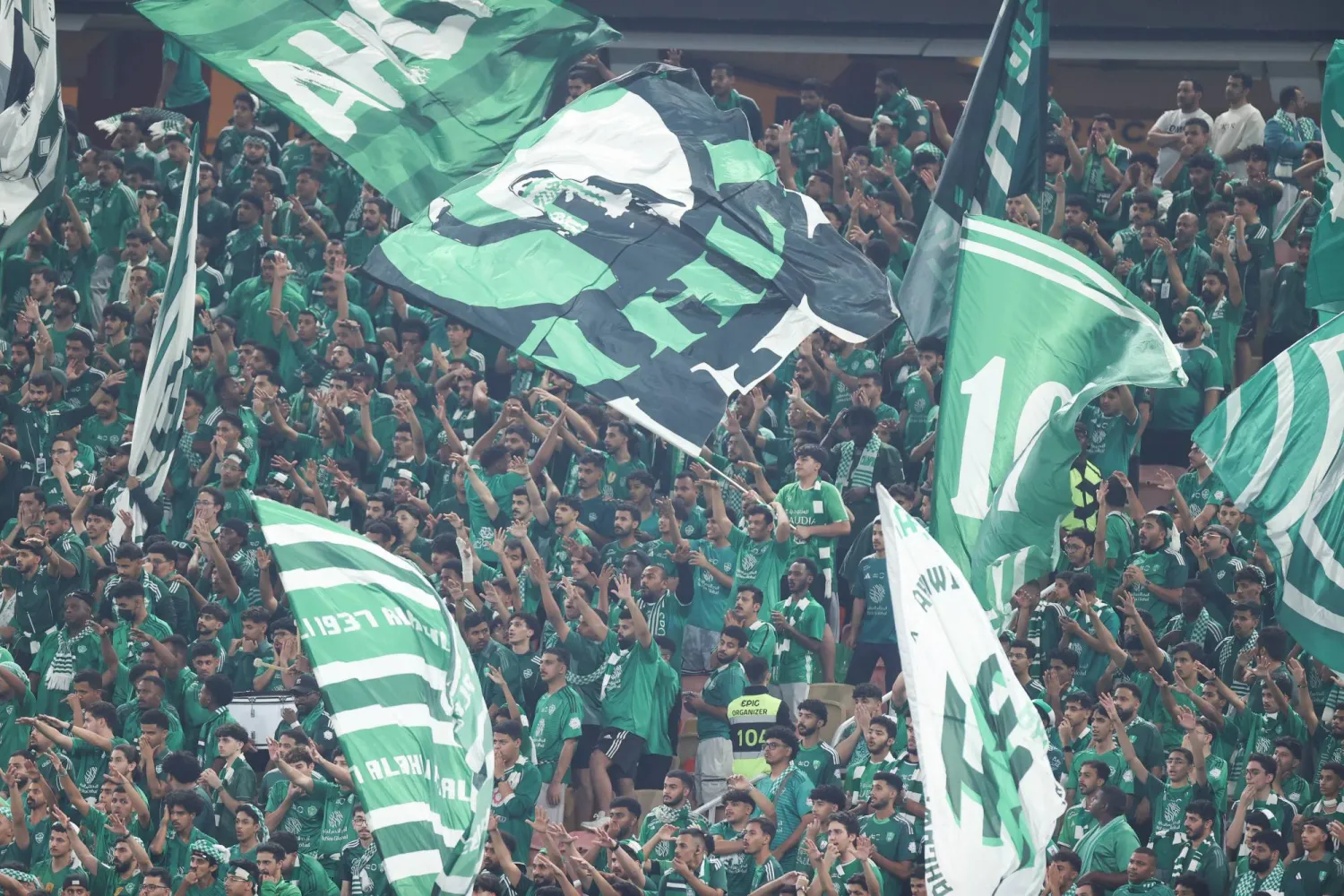 جماهير الأهلي تساند فريقها خلال القمة الكروية (تصوير: عدنان مهدلي)