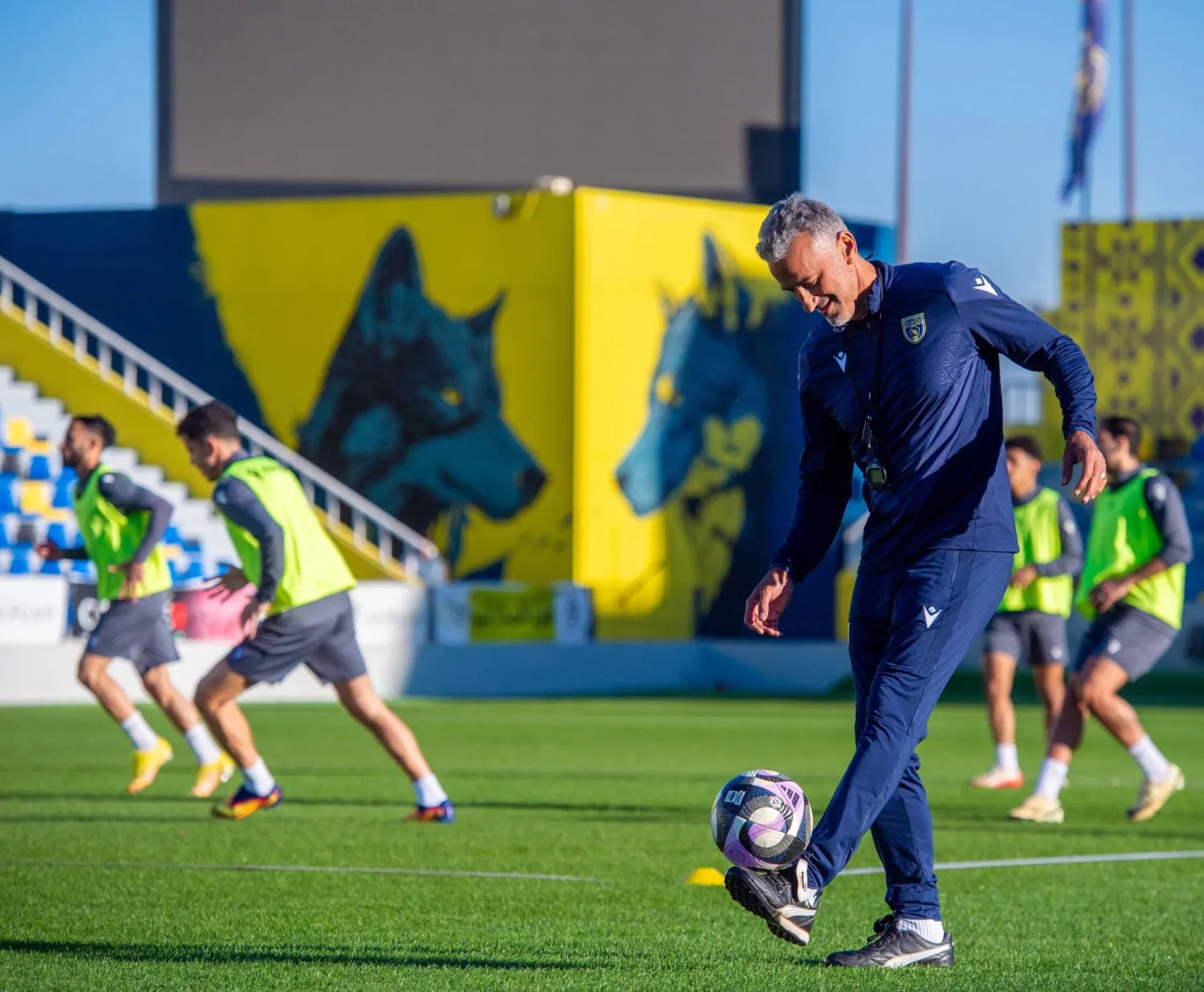 البرازيلي شاموسكا مدرب التعاون يداعب الكرة خلال الاستعدادات الأخيرة (موقع النادي)