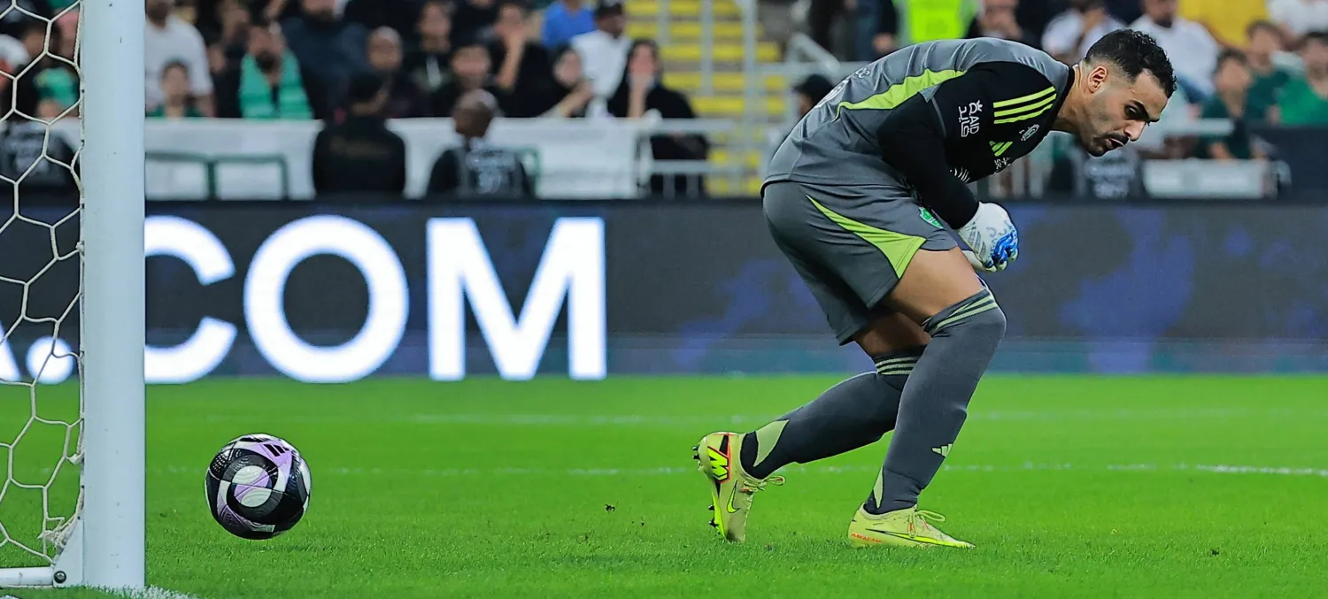 الكرة تمر من بين قدمي الصانبي في هدف النصر الأول (تصوير: عدنان مهدلي)