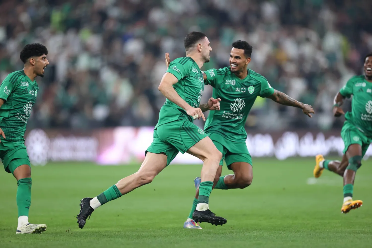 الجهني يشارك ديميرال فرحة الهدف الثالث (تصوير: عدنان مهدلي)