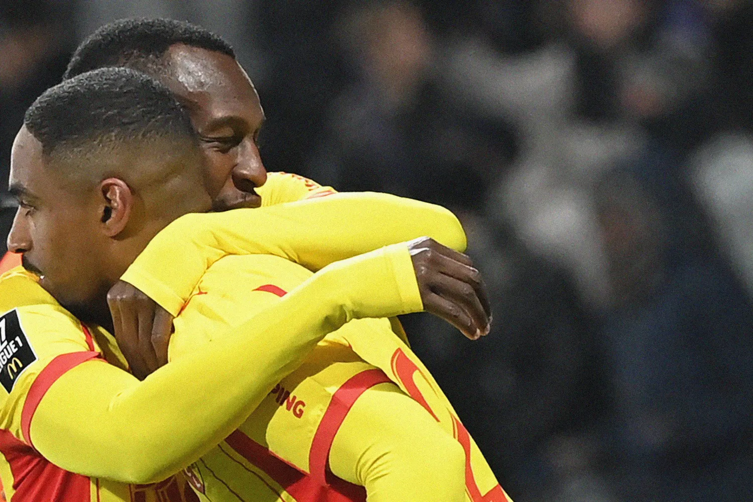 سعود عبدالحميد يحتفل مع ويسلي سعيد بعد الهدف الأول (أ.ف.ب)