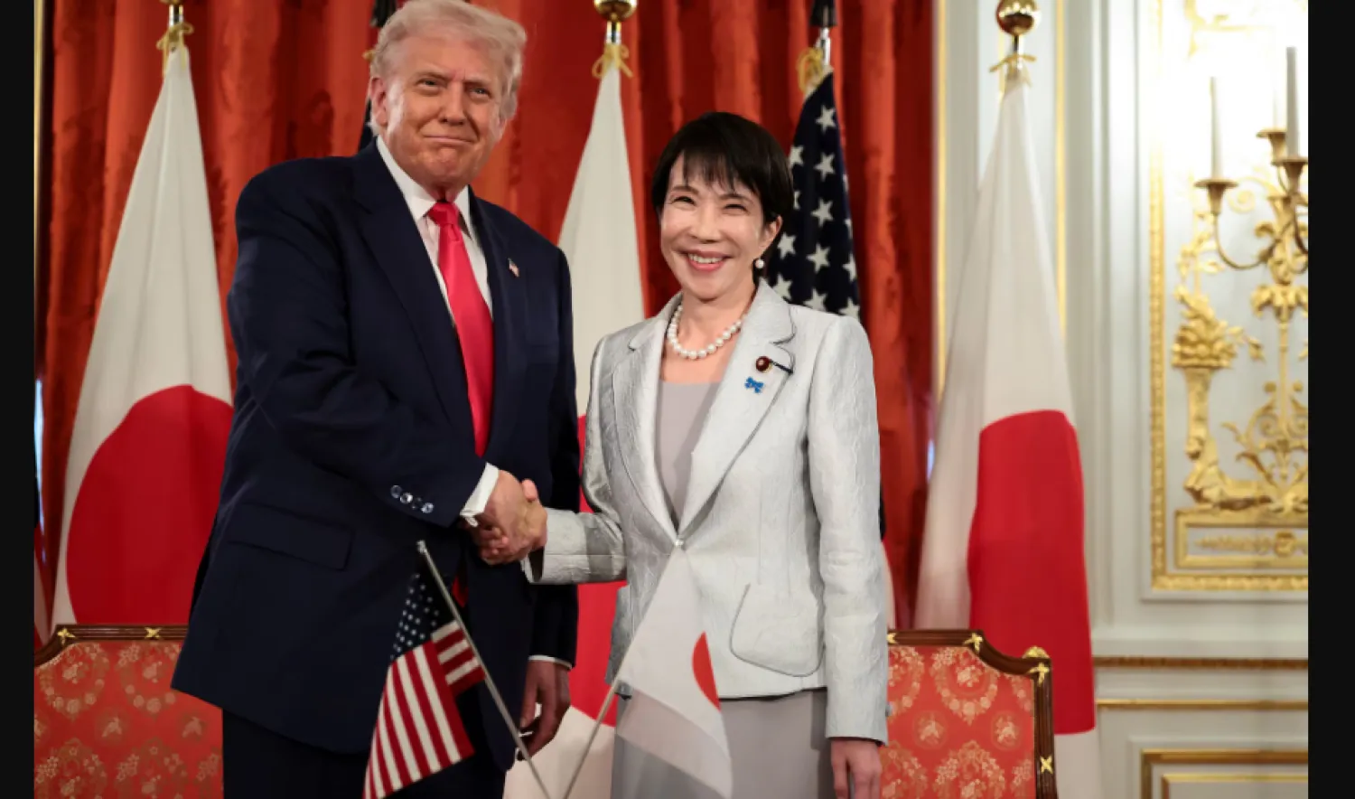 الرئيس الأميركي دونالد ترمب يصافح رئيسة الوزراء اليابانية ساناي تاكايتشي (رويترز)