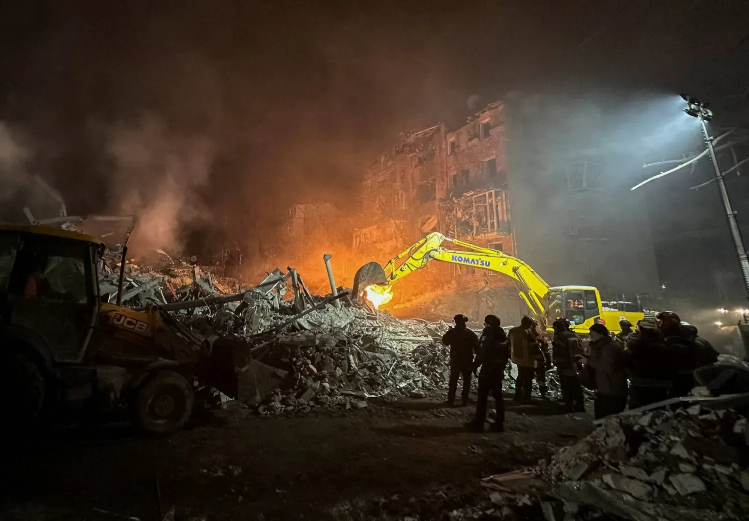 Kurtarma ekipleri, Rus hava saldırısının vurduğu bir konut binasının enkaz alanında çalışıyor (Reuters)