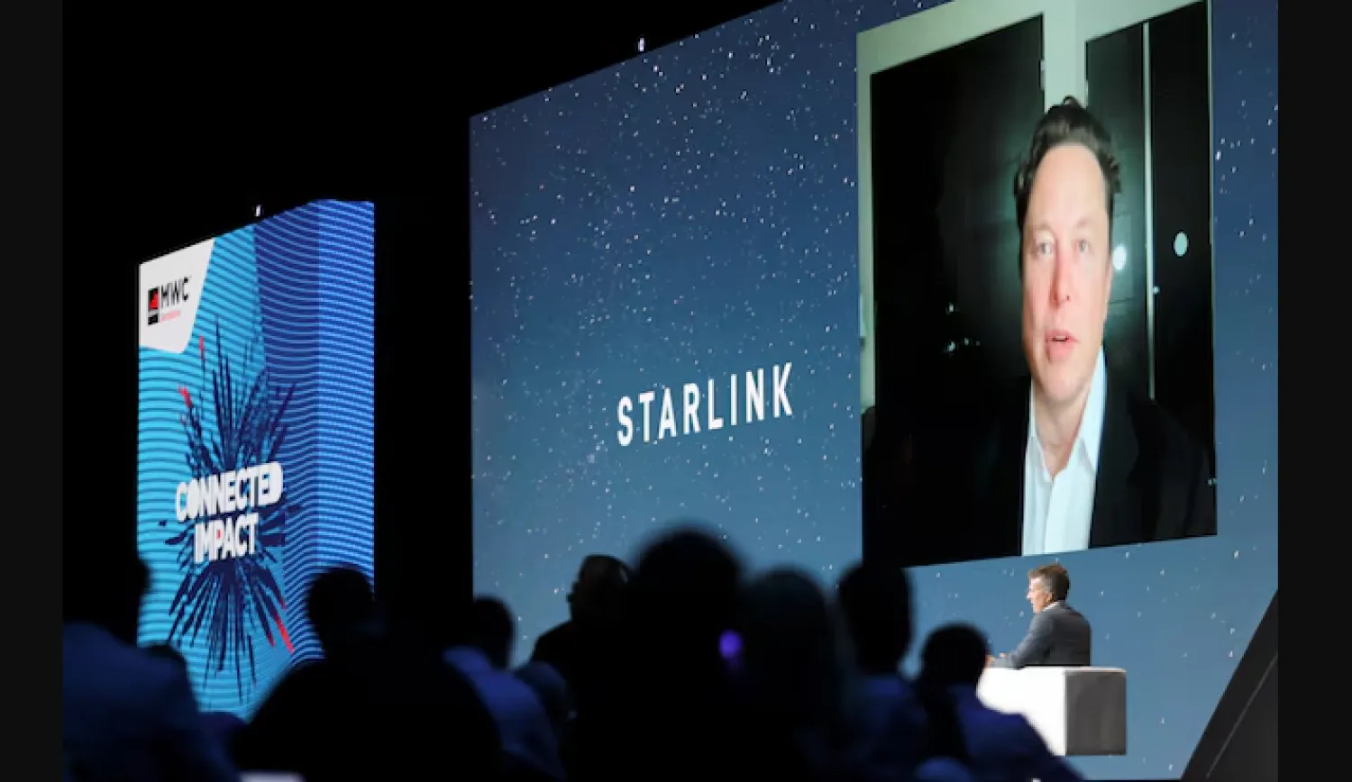 إيلون ماسك يظهر على شاشة إلى جانب شعار «ستارلينك» (رويترز)