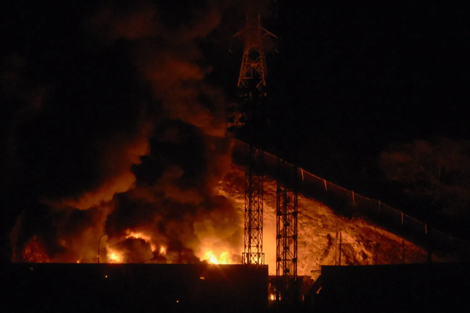 اندلاع حريق في «فورتي تيونا» أكبر مجمع عسكري في فنزويلا نتيجة هجوم عسكري أميركي على كاراكاس يوم 3 يناير 2026 (أ.ف.ب)