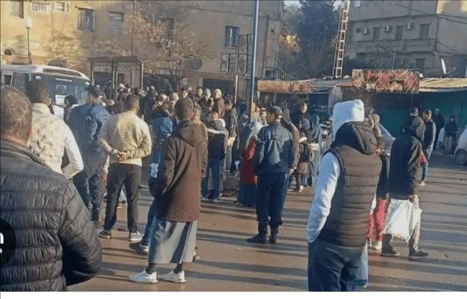 ازدحام في الشارع بسبب نقص حافلات النقل إثر إعلان نقابة القطاع عن إضراب (ناشطون)