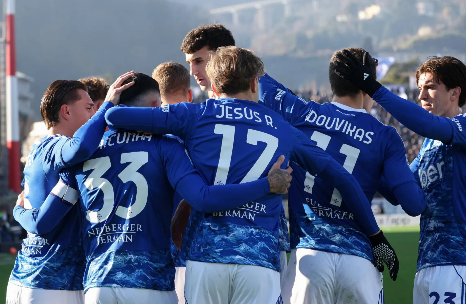 فرحة لاعبي كومو بهدف الفوز في أودينيزي (إ.ب.أ)