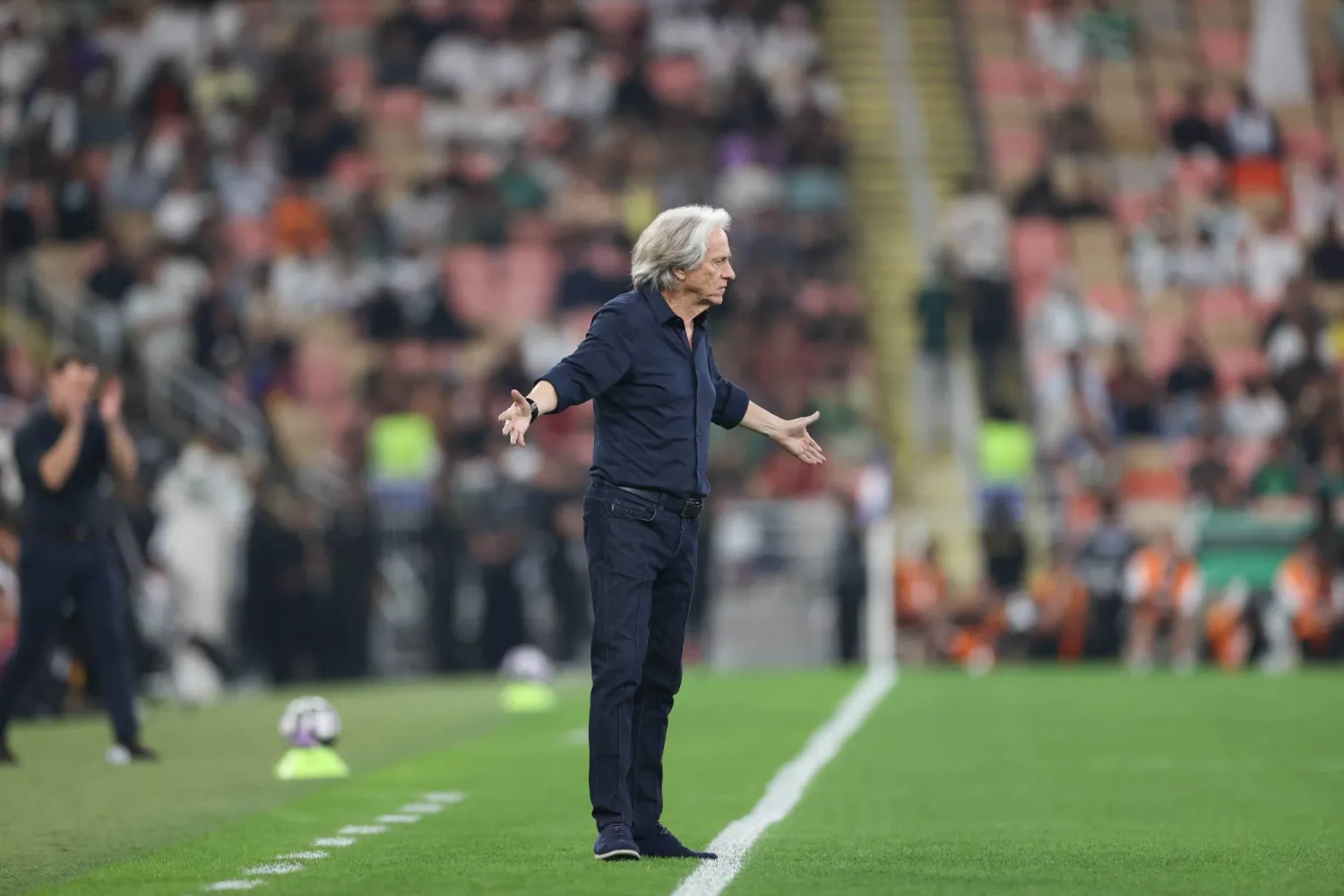 خيسوس يوجه لاعبيه خلال مباراة الأهلي الأخيرة (تصوير: عدنان مهدلي)