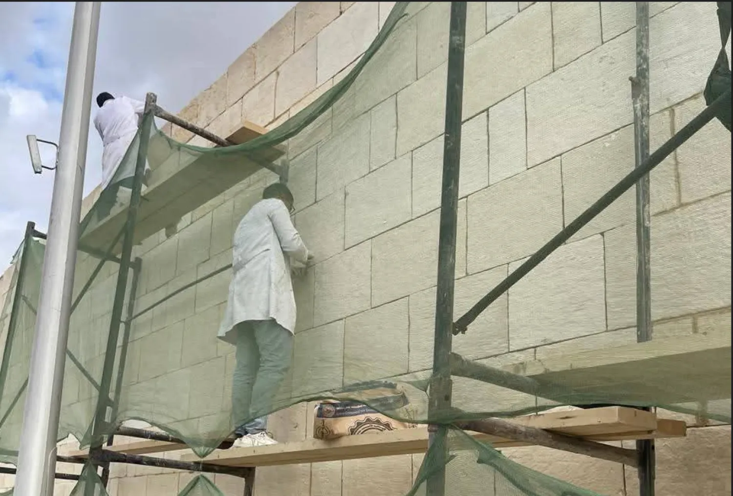 جانب من الأعمال بسور مجرى العيون (المستشار الإعلامي لاتحاد الآثاريين المصريين)