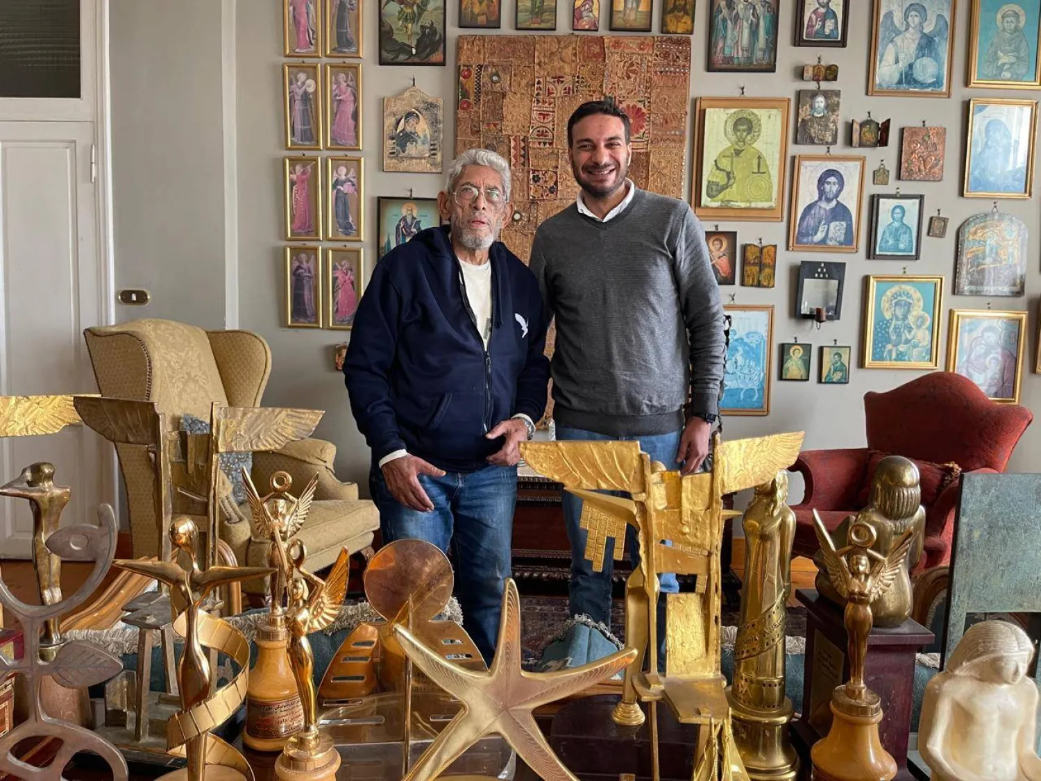 المنتج محمد عبد الوهاب والمخرج داود عبد السيد في كواليس الفيلم الوثائقي (خاص لـ«الشرق الأوسط»)