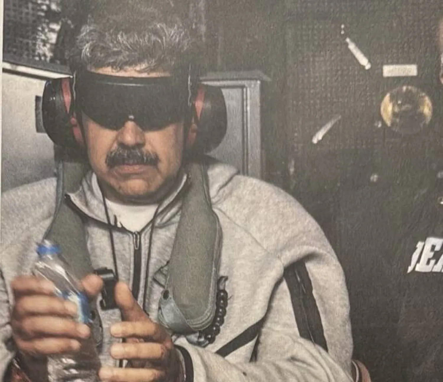 صورة نشرها الرئيس الأميركي دونالد ترمب لنظيره الفنزويلي نيكولاس مادورو بعد اعتقاله (تروث سوشيال)