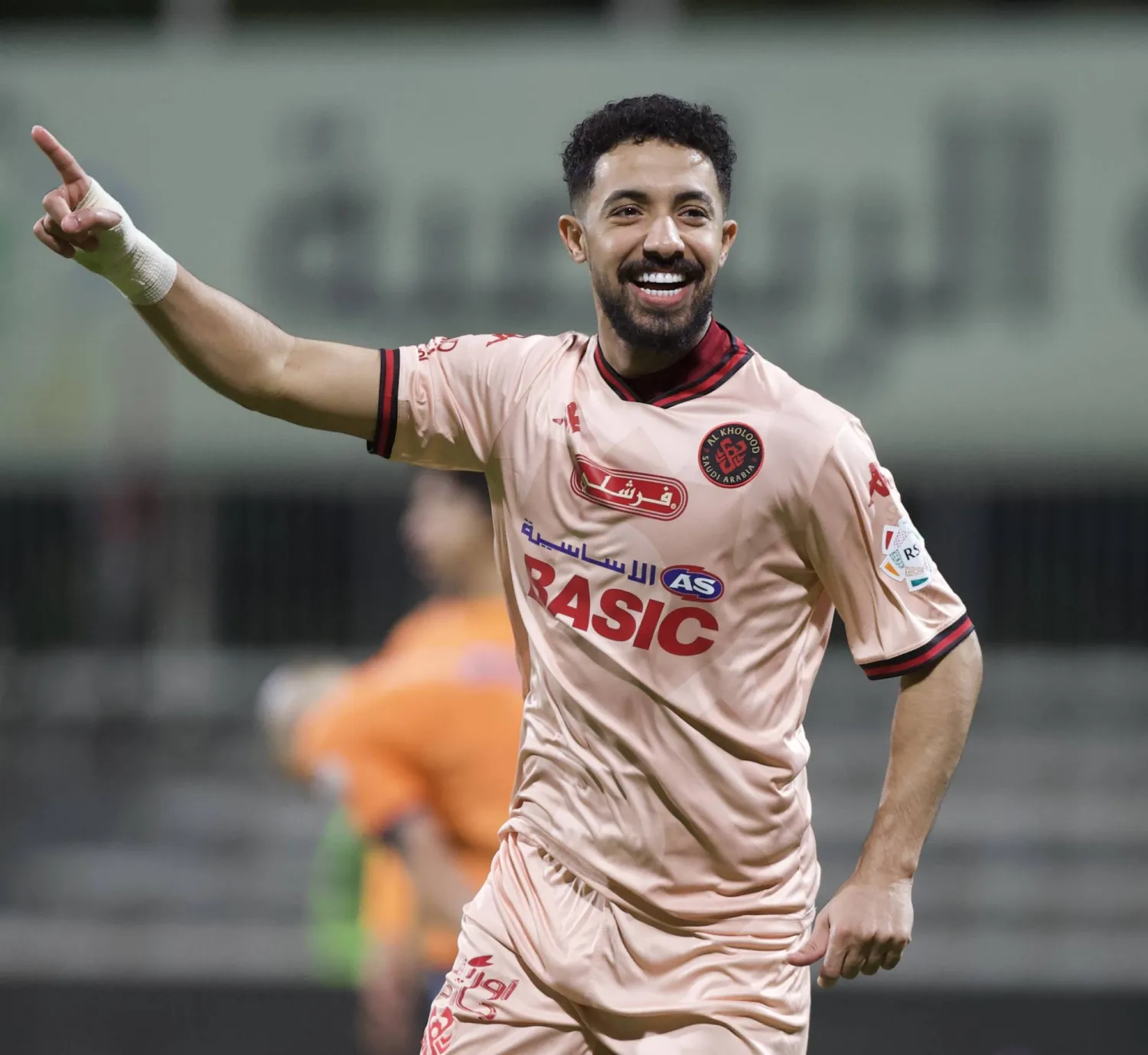 باهبري محتفلا بهدفه في مرمى الفيحاء (تصوير: نايف العتيبي)