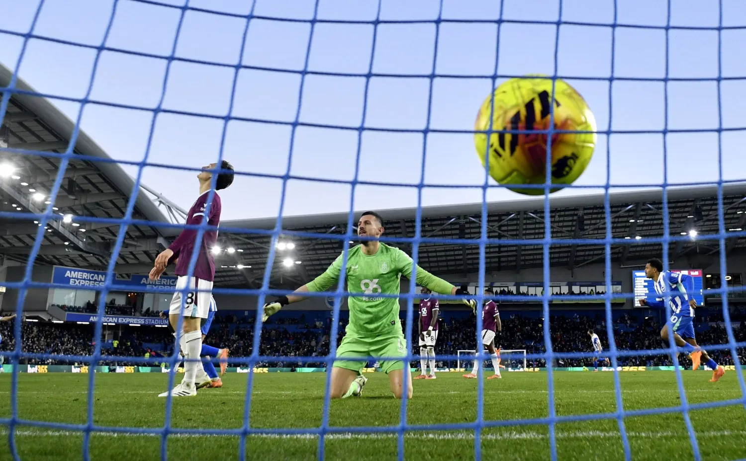 كرة ياسين العياري تسكن مرمى بيرنلي (رويترز)