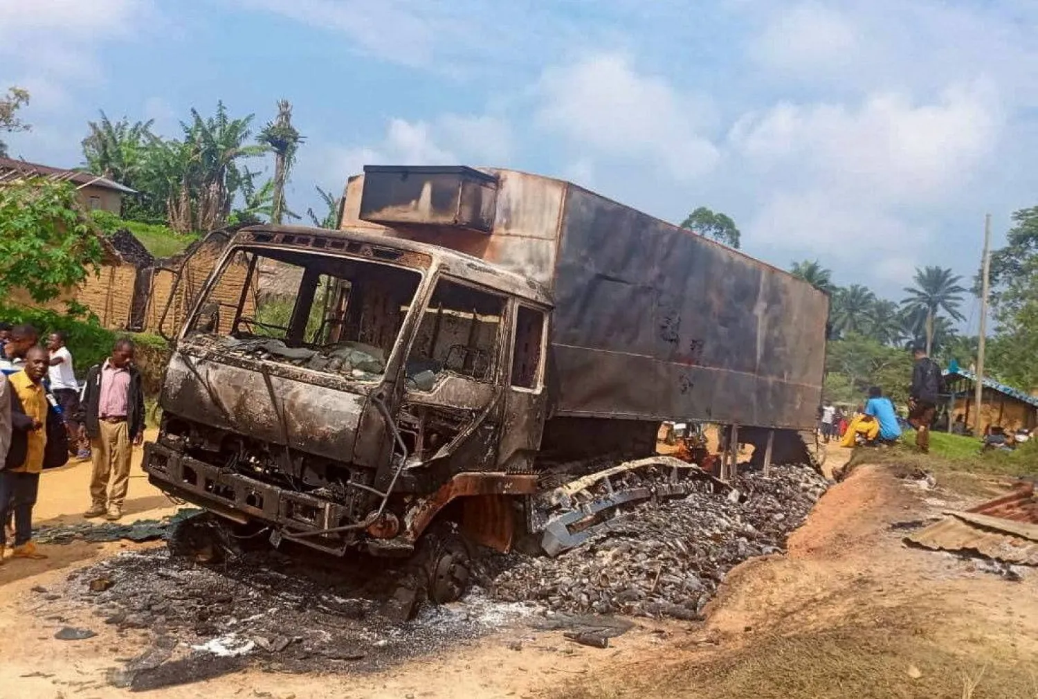 شاحنة مدمرة نتيجة هجوم متمردي جماعة «إم 23» الإرهابية (رويترز)