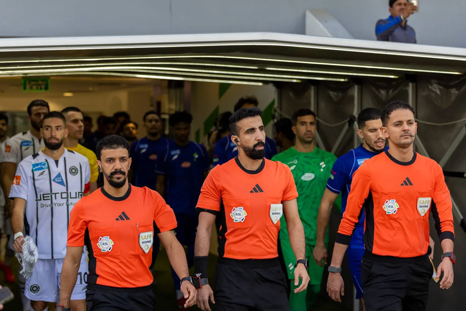 طاقم تحكيم مواجهة الفتح والشباب بقيادة حكم الساحة أحمد الرميخاني (تصوير: عيسى الدبيسي)