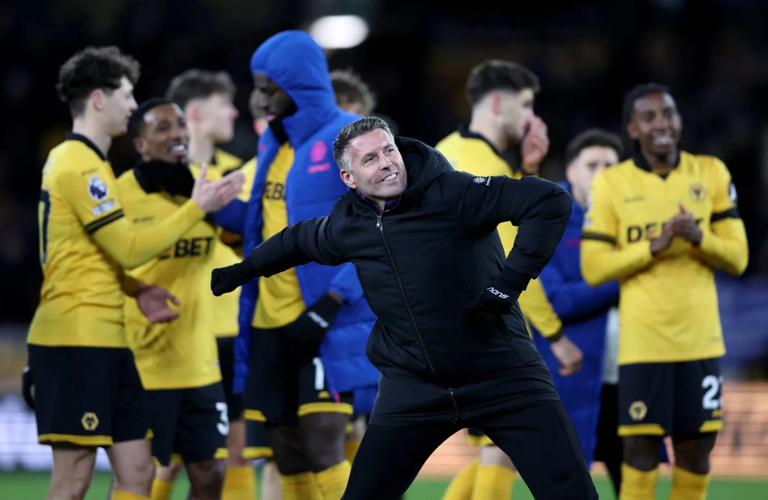 فرحة لاعبي الوولفز ومدربهم روب إدواردز بالفوز الكبير على وست هام (رويترز)