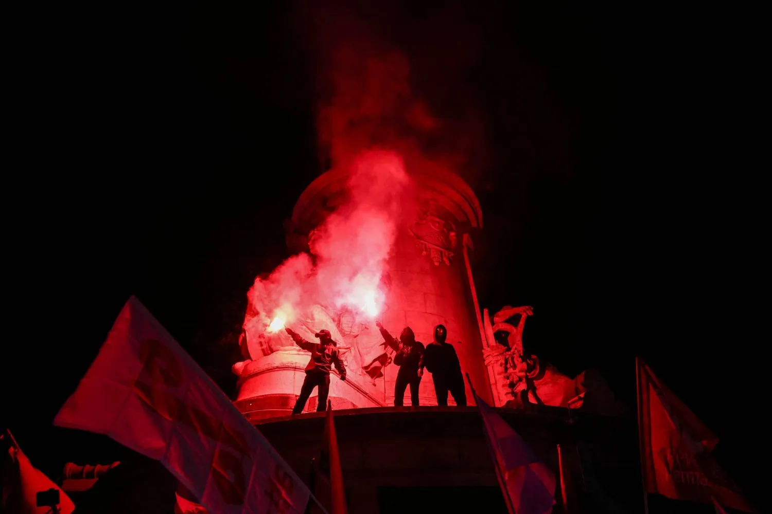 مظاهرة في باريس ضد التدخل الأميركي بفنزويلا (رويترز)