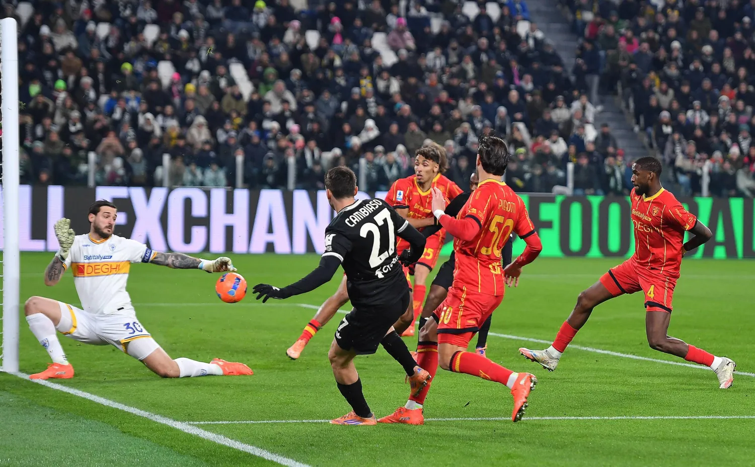 من المواجهة التي جمعت «اليوفي» وليتشي في الدوري الإيطالي (إ.ب.أ)