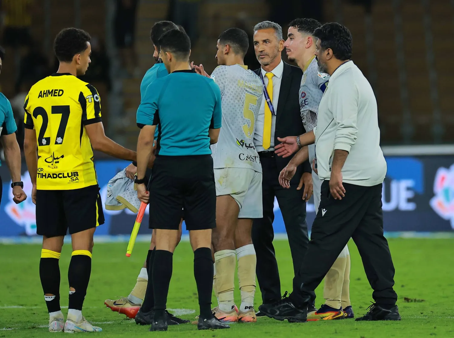 شاموسكا مدرب التعاون في نقاش مع حكم المباراة (تصوير: محمد المانع)