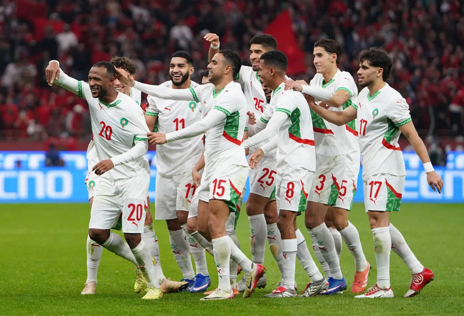 منتخب المغرب المرشح الأوفر حظاً للفوز اللقب وفرحة الفوز على زامبيا وتصدر مجموعته (رويترز)