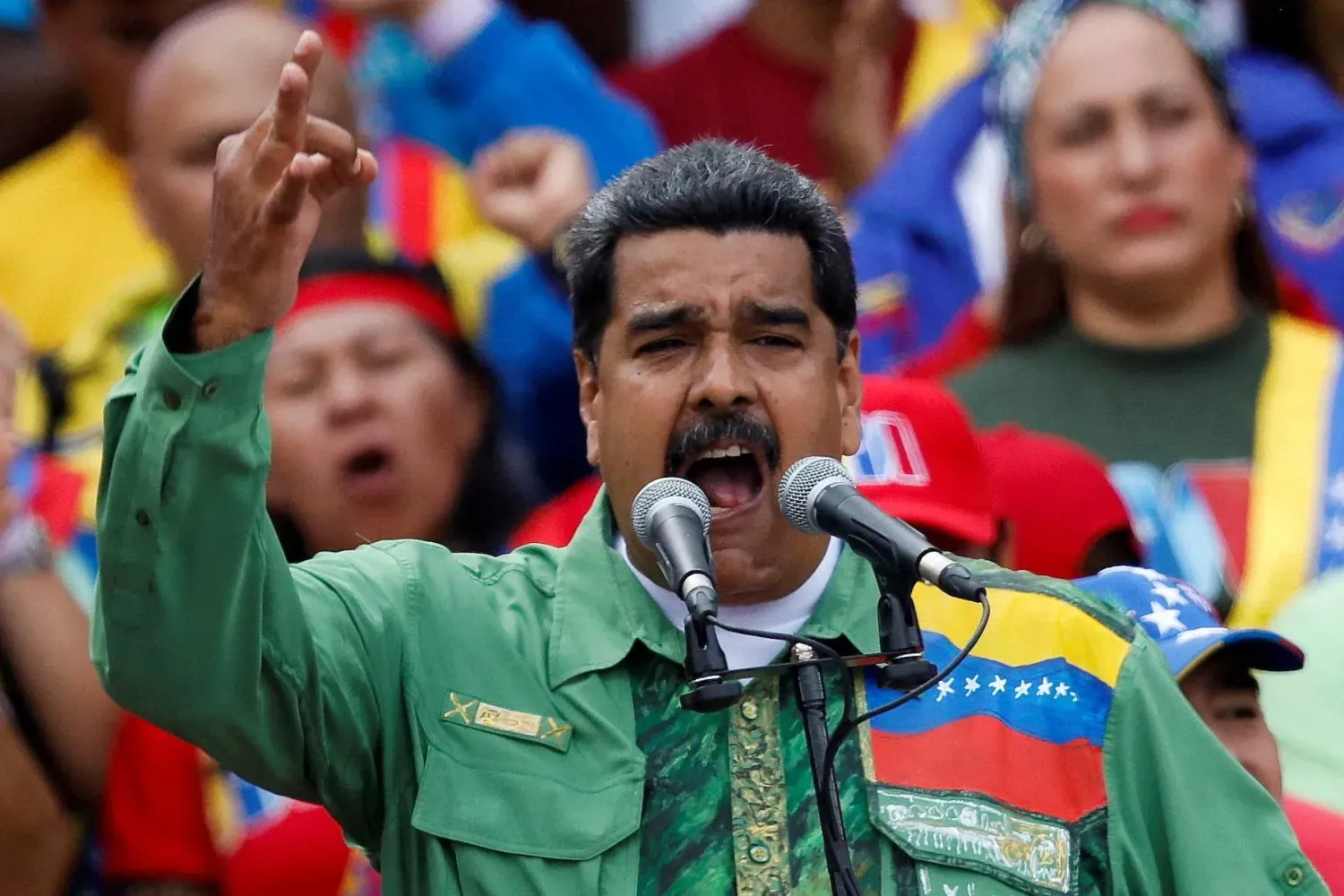 Venezuela Devlet Başkanı Nicolas Maduro, 2018'de Karakas'ta düzenlenen son kampanya mitinginin sonunda destekçilerine hitap ediyor (Reuters)