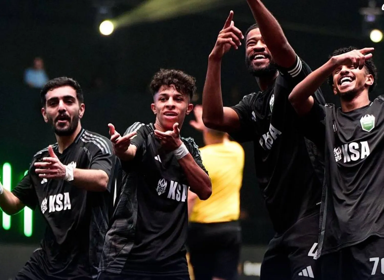 الفريق السعودي وفرحة عارمة بعد نهاية المباراة (الشرق الأوسط)