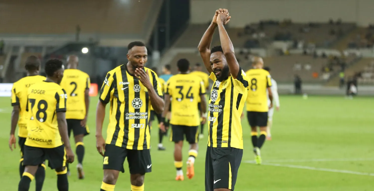 الشنقيطي يحيي جماهير الاتحاد بعد الهدف (تصوير: عدنان مهدلي)