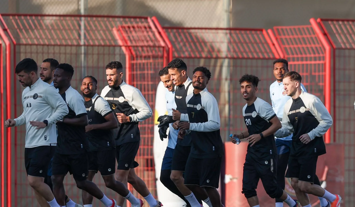 لاعبو ضمك خلال تدريباتهم الأخيرة (موقع النادي)