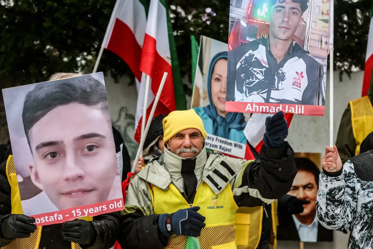 İran'daki protestoculara yönelik baskıyı kınamak için Berlin'deki İran Büyükelçiliği önünde toplanan İranlılar (EPA)