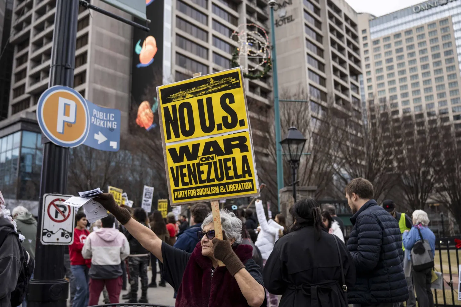 متظاهرون يتجمعون بمدينة أتلانتا الأميركية احتجاجاً على التدخل الأميركي في فنزويلا (د.ب.أ)